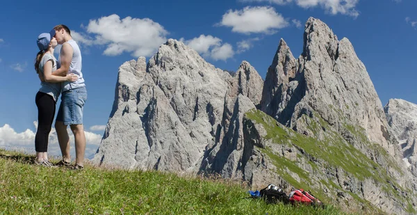 Casal Beijando Montanha Seceda Odle Itália — Fotografia de Stock