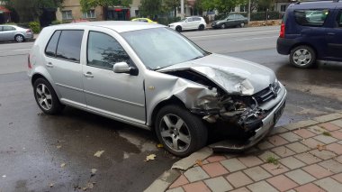 Iasi, Romanya - 9 Ekim 2017: araba Iasi şehir, Romanya bir sokakta bozuk ve ezilmiş