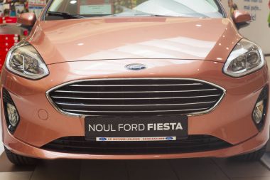Iasi, Romanya - 12 Aralık 2017: Yeni Ford Fiesta araba showroom