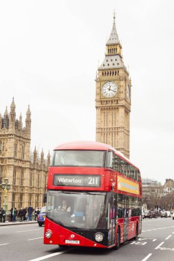 London, Büyük Britanya - 22 Şubat 2017: kırmızı Londra otobüs ve Big Ben arka planda. London city, Birleşik Krallık