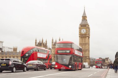 London, Büyük Britanya - 22 Şubat 2017: kırmızı Londra otobüs ve Big Ben arka planda. London city, Birleşik Krallık