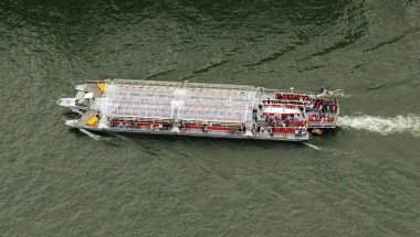 Paris, Fransa - 20 Eylül 2011: cruise gemi veya tekne Seine Nehri üzerinde turistler için. Eiffel Tower Hava görünümünü. Paris