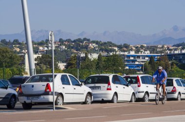 Marseille, Fransa - 2 Ekim 2011: Fransa'nın Marsilya kentinde görünümü otomobillerin Park. Arka planda dağlar