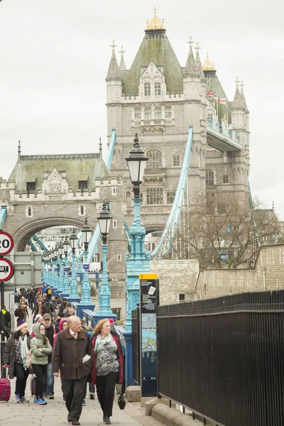 London United Kingdom February 2017 Tourists Many People Tower Bridge — Stock Photo, Image