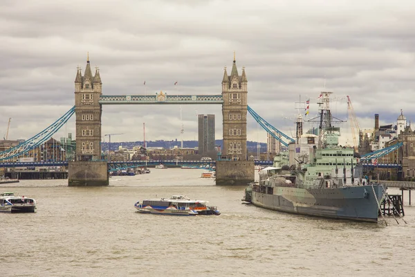 ロンドン イギリス 2017 ロンドン市の観光客誘致のため タワー ブリッジ Hms ベルファストの軍艦 — ストック写真