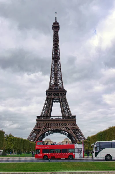 Paříž Francie Září 2011 Pohled Eiffelovu Věž Červený Autobus Turistů — Stock fotografie