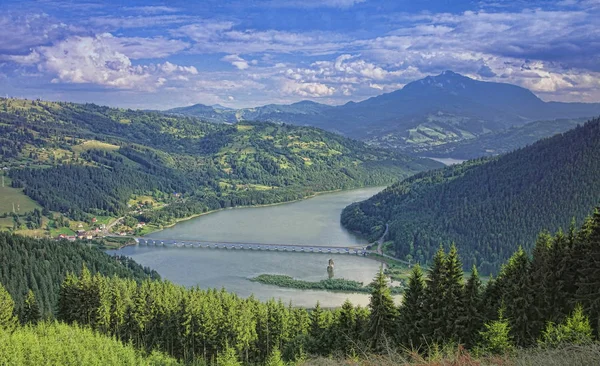 Горный Пейзаж Озером Мостом Пояна Ларгулуй Румыния — стоковое фото