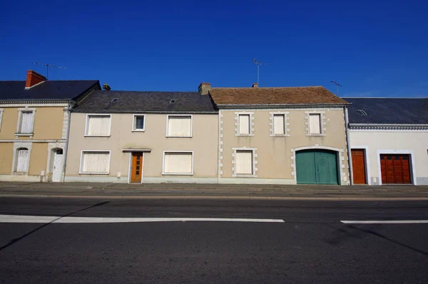 Lege Straat Vele Huizen Duidelijke Blauwe Hemel — Stockfoto