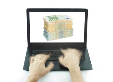yazma ve hızlı laptop klavye üzerinde çalışan eller