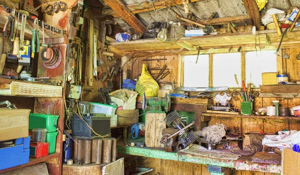 Viejo taller en casa con herramientas retro — Foto de Stock