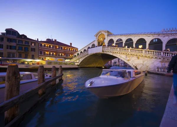 Venecia por la noche. vista del Puente de Rialto — Foto de Stock