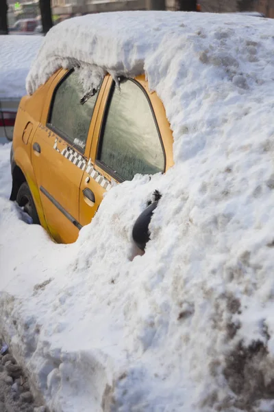 Coche Taxi Amarillo Cubierto Gran Pila Nieve Escena Invierno — Foto de Stock