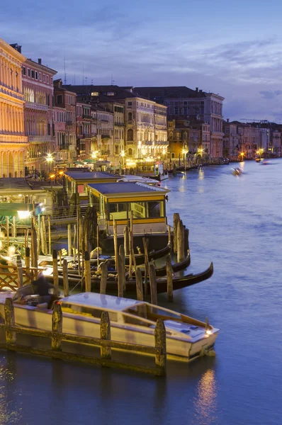 Venedik Talya Grand Canal Rialto Köprüsü Nden Gece Çekimi — Stok fotoğraf