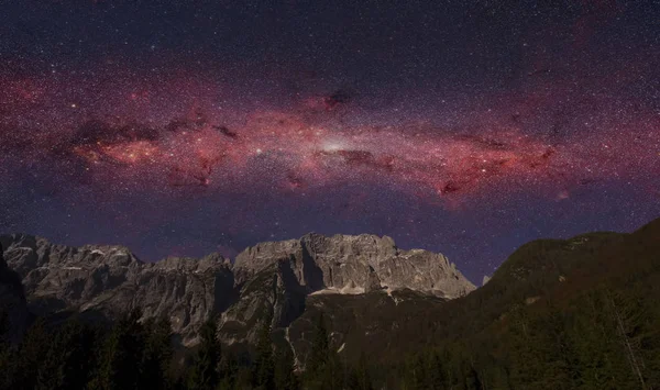 Escena nocturna de los Alpes montaña y estrellas — Foto de Stock