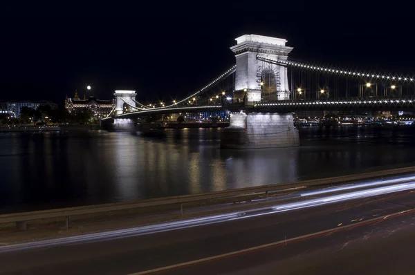 匈牙利首都布达佩斯城市的连锁桥 夜场面以长的曝光 — 图库照片