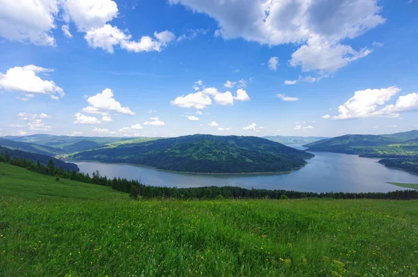 Krajobraz Jeziora Góry Mieście Bicaz Rumunia — Zdjęcie stockowe