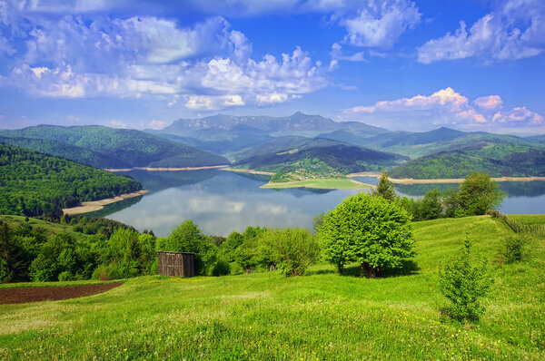 красивый горный пейзаж с озером, Румыния
