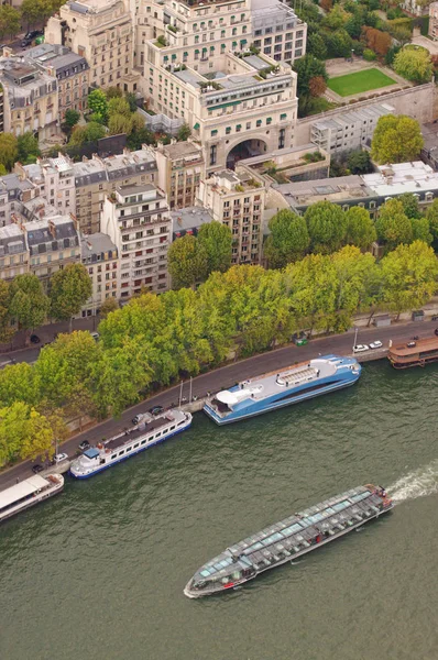 Σηκουάνα Στο Παρίσι City Και Βάρκα Κατακόρυφη Προβολή — Φωτογραφία Αρχείου