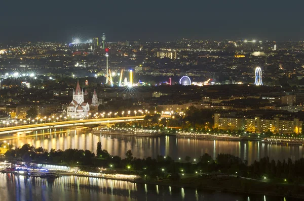 Paesaggio urbano della città di Vienna di notte, vista aerea. Austria — Foto Stock