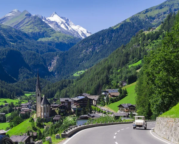 Mobil Retro Tua Mengemudi Alpen Austria Gereja Heiligenblut Dan Puncak — Stok Foto