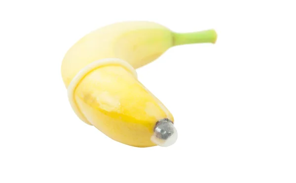 放在香蕉上的避孕套被隔离了 Concpt 性保护 — 图库照片