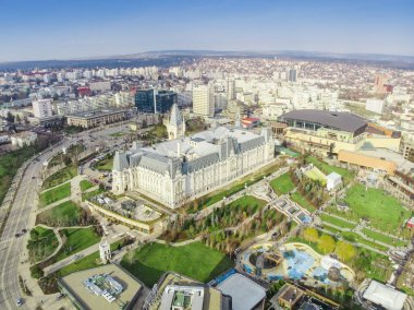 Iasi city, Romanya Kültür Sarayı ve Palas park. Havadan görünümü