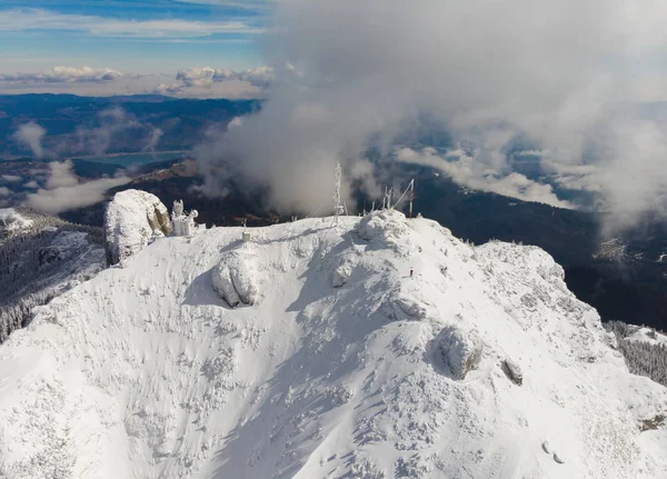 Ceahlau Toaca 山の頂上に気象観測所 ルーマニアの冬景色 — ストック写真