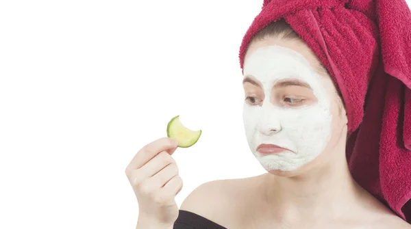 Sorgliga kvinna loonikg på gurka för skönhet mask — Stockfoto