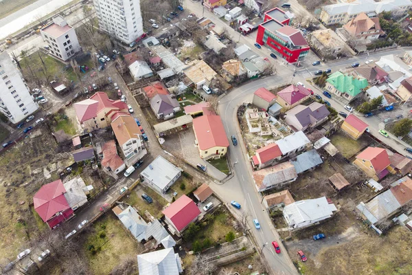 Luftaufnahme eines überfüllten städtischen Platzes mit Häusern — Stockfoto