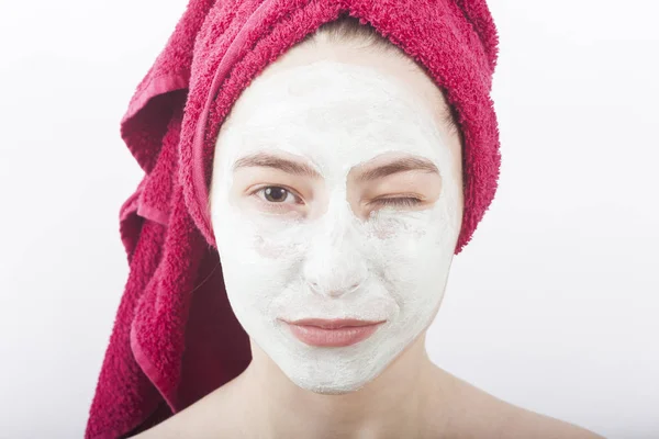 Vacker Kvinna Med Ansiktsmask Och Crème Winking — Stockfoto