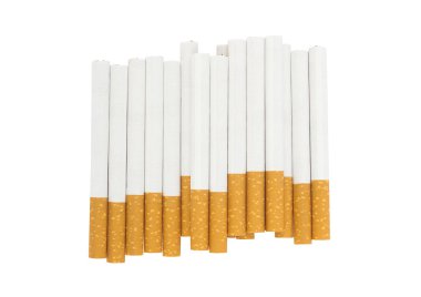 Beyaz arka plan üzerinde izole sigara yığını