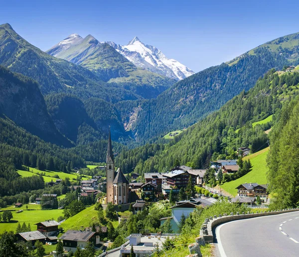 Heiligenblut Kyrkan Österrike Med Grossglockner Peak Bakgrunden — Stockfoto