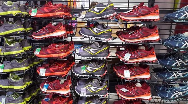 Iasi Romania Marzo 2018 Zapatillas Deportivas Venta Mercado Decathlon Iasi — Foto de Stock