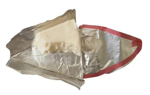 溶けたチーズの三角形の白で隔離 — ストック写真