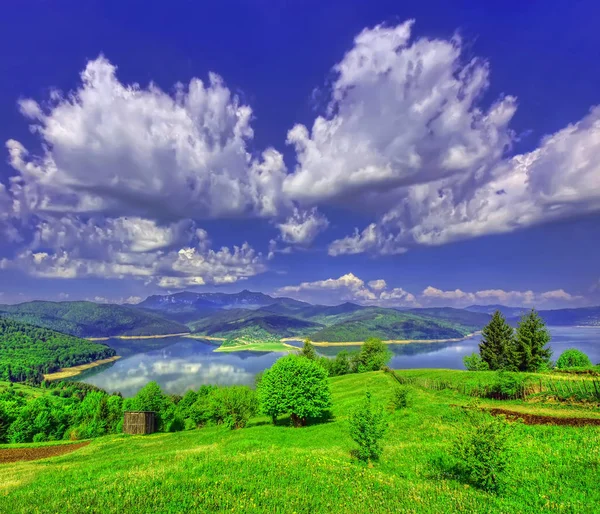 Lente landschap in bergen met lake. Roemenië, Bicaz — Stockfoto