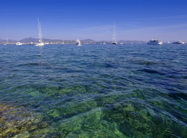 deniz ya da okyanus ve yelken tekne arka planda genel sahne