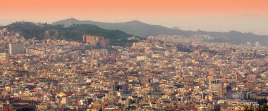 Barcelona cityscape gün batımında. Panorama görünüm, İspanya