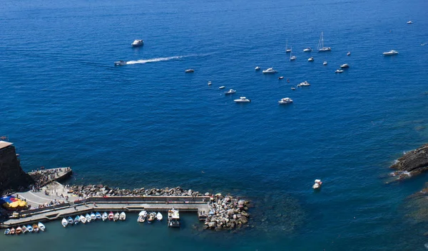 Navi Piccole Imbarcazioni Porto Vista Mare Cinque Terre Italia — Foto Stock