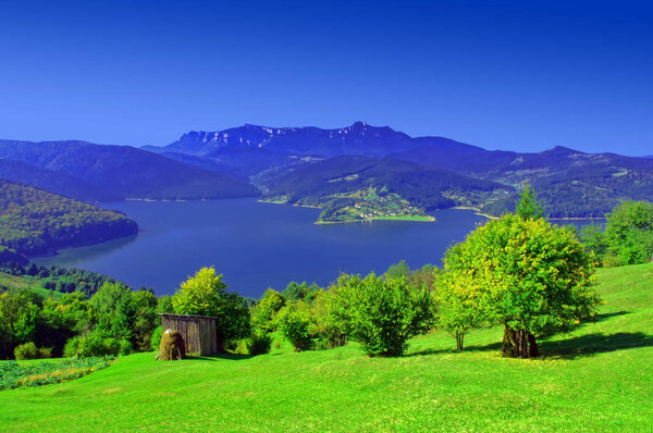 Гора и озеро
 