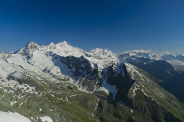 Gran Paradiso tepe İtalya Apls, yaz peyzaj içinde