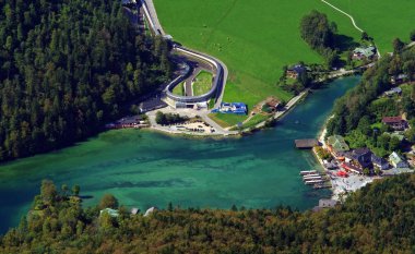 Almanya Alpleri'nde Konigssee Gölü. Jenner pik üzerinden havadan görünümü