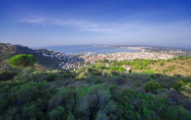 Gül, Costa Brava beldesinde yaz manzara. İspanya
