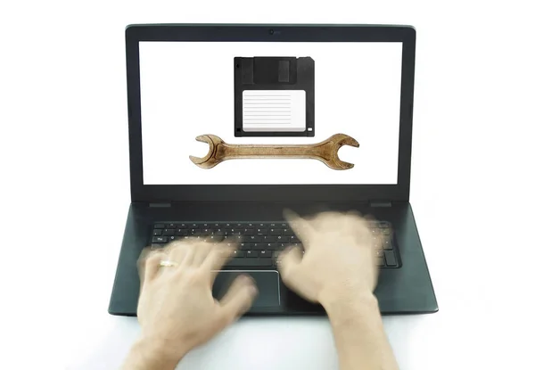 Mãos digitando e trabalhando rápido no teclado do laptop — Fotografia de Stock