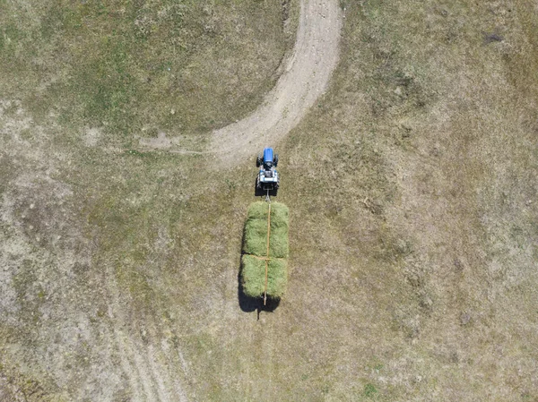 Trekker Voeren Hooi Stapel Het Platteland Weide — Stockfoto