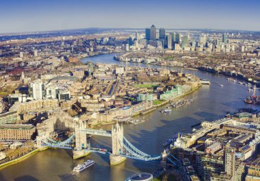 London city, Tower Bridge ve Thames Nehri ile havadan görünümü