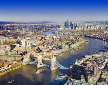 London city, Tower Bridge ve Thames Nehri ile havadan görünümü