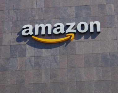 Iasi, Romanya - 26 Nisan 2018: Amazon lojistik ve nakliye için Firma logosu. Iasi, Romanya