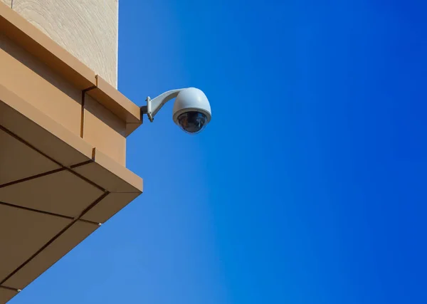 Câmera Vigilância Vídeo Edifício Com Fundo Céu Azul Claro — Fotografia de Stock