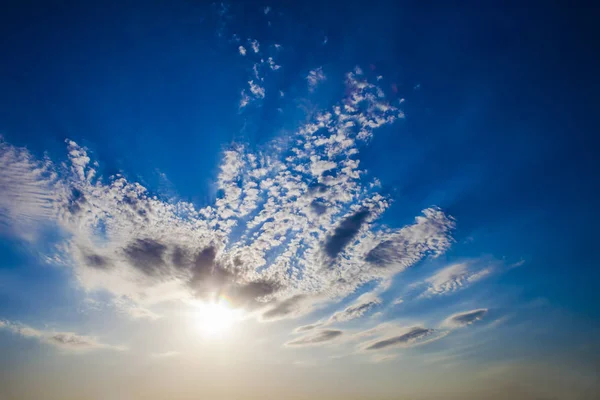 Blauwe Hemel Met Prachtige Wolken Zon — Stockfoto