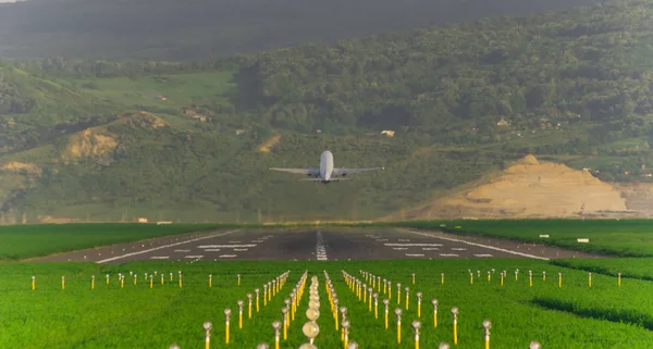 Despegue Del Avión Pista Con Hierba Verde Alrededor — Foto de Stock